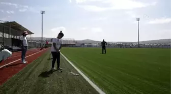 Golf şampiyonasına futbol sahasında hazırlanıyor