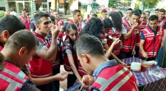 Göreve yeni başlayan polislere manda yoğurdu ikramı