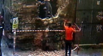 Karaköy'de Mimar Sinan tarafından yapılan 450 yıllık tarihi çeşmeyi levyeyle yıktılar