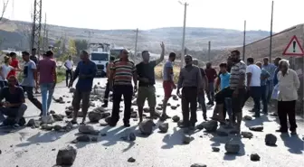 Katı atık toplayanlar, çöp depolama alanının yolunu taşla trafiğe kapattı