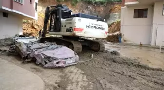 Rize'de heyelan altında kalan 4 otomobilden 2'sine ulaşıldı