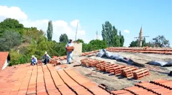 Veliler el ele verdi, okulu tamir edip boyadı