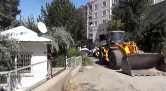 Elektriği kesilen belediye VEDAŞ binasını mühürledi