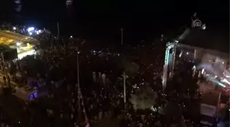 Hande Yener Kuşadası'nda konser verdi