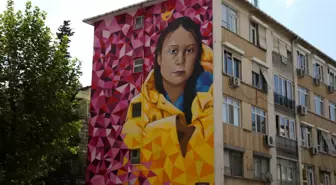 16 yaşındaki iklim aktivisti Greta Thunberg Kadıköy duvarlarında