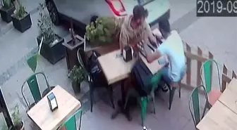 Kafede oturan 2 gence araba çarptı