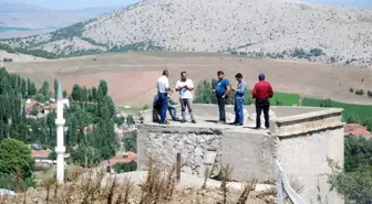 Yakınları ile iletişim kurmak için tepeye çıkıyorlar