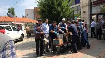 Aslanapa'da cami cemaati ve esnaflardan aşure ikramı