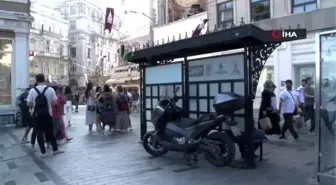 Taksim'de tramvay durağında oturan genci bıçaklayarak öldürdüler