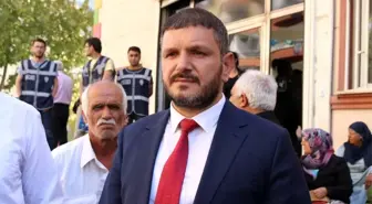 Yesevi Alperenler Derneği'nden oturma eylemine devam eden ailelere destek ziyareti