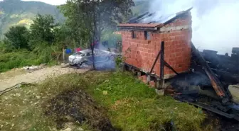 Sinop'ta alev alan araç evi yaktı