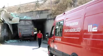 4 metrelik kamyon 3 metrelik alt geçide sıkıştı
