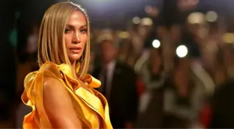 50 yaşındaki yıldız şarkıcı Jennifer Lopez, festivale iç çamaşırsız katıldı