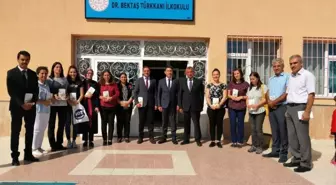 Akpınar Belediye Başkanı Turgut ilçedeki öğretmenlere 'Beyaz Zambaklar Ülkesi' kitabını hediye etti