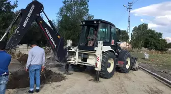 Başkan Altay, işçilerle parke taş döşedi