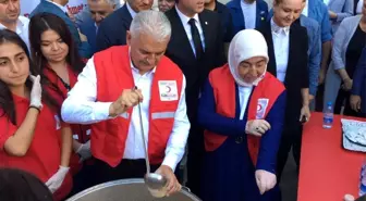 Binali Yıldırım vatandaşlara aşure dağıttı