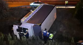 TEM'de bariyerleri aşan kamyon dereye uçtu,