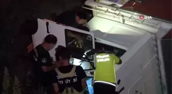 TEM'de bariyerleri aşan kamyon dereye uçtu,