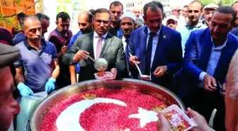 Gürpınar Belediye Başkanı Tanış, vatandaşlara aşure dağıttı