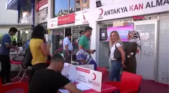 Hatay kan bağışı yapan vatandaşlara kitap dağıtıldı