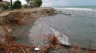 Karadeniz'in dalgaları kumsalı yuttu