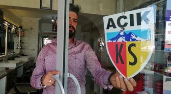 Kayserispor fanatiği berber dükkanını sarı-kırmızıya boyadı