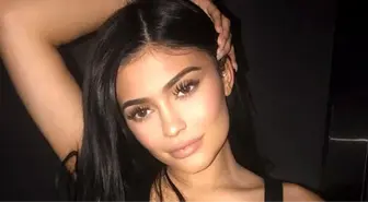 Kylie Jenner ve sevgilisinden hayranlarını heyecanlandıran çıplak poz