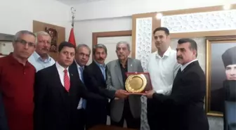 Muhtarlardan Kaymakam Gülenç'e plaket