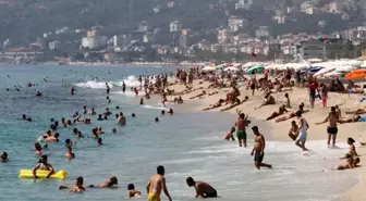 Alanya'da plajlar tıklım tıklım