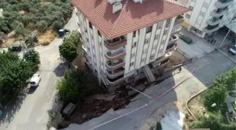 İzmir'de istinat duvarı yıkılan apartman boşaltıldı, ekipler inceleme başlattı