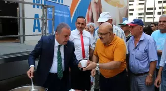 Başkan Böcek aşure dağıttı, turistler de aşure yedi