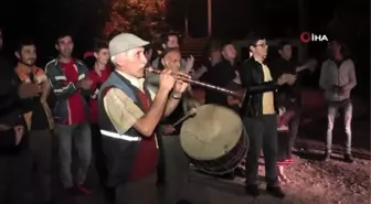 Filmden etkilendiler, fındık patozonu davul, zurna ve havai fişeklerle karşıladılar