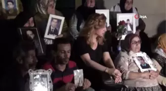 HDP il binası önünde eylem yapan annelere sanatçı Hülya Bozkaya'dan destek