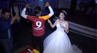 Düğünde falcao forması giyen damat ve gelinden yıldız oyuncuya mesaj