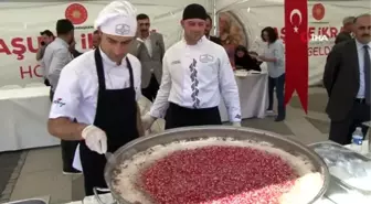 Erzurum'da binlerce vatandaşa aşure dağıtıldı