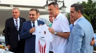 Hatayspor ve Antakya Belediyespor'dan Fikret Orman'a forma