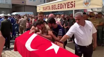 Hayatını kaybeden asker toprağa verildi