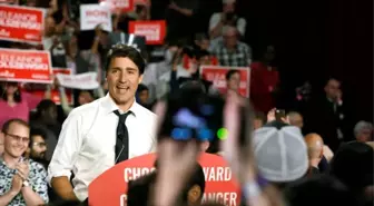 Kanada Başbakanı Trudeau'nun seçim uçağına gazetecileri taşıyan otobüs çarptı