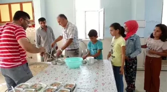 Köy imamı 2 bin 400 kişilik aşureyi 7 saatte pişirdi