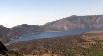 Nemrut Krater Gölü görenleri büyülüyor