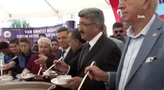 Van'da aşure dağıtımı