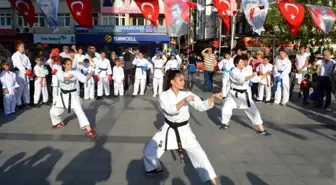 İzmit'in merkezinde karate şov