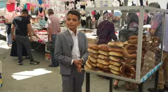 Takım elbisesiyle tezgah başına geçip, okul harçlığı için simit satıyor