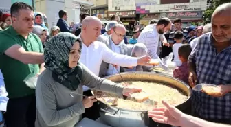 Başkan Bıyık, vatandaşlara aşure dağıttı