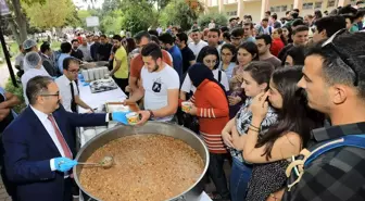 GAÜN'de öğrencilere aşure dağıtımı