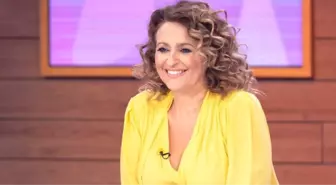 İngiliz oyuncu Nadia Sawalha havuzda üstsüz poz verdi
