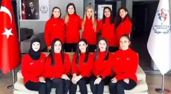 Kadın güreşçiler kazakistan'da mindere çıkıyor