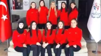 Kadın güreşçiler Kazakistan'da mindere çıkıyor