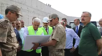 Binali Yıldırım Jandarma Komando Tabur Komutanlığı inşaatında incelemelerde bulundu