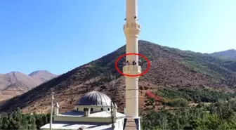 Mahalle sakinleri, cami minaresine çıkarak telefonla konuşabiliyor